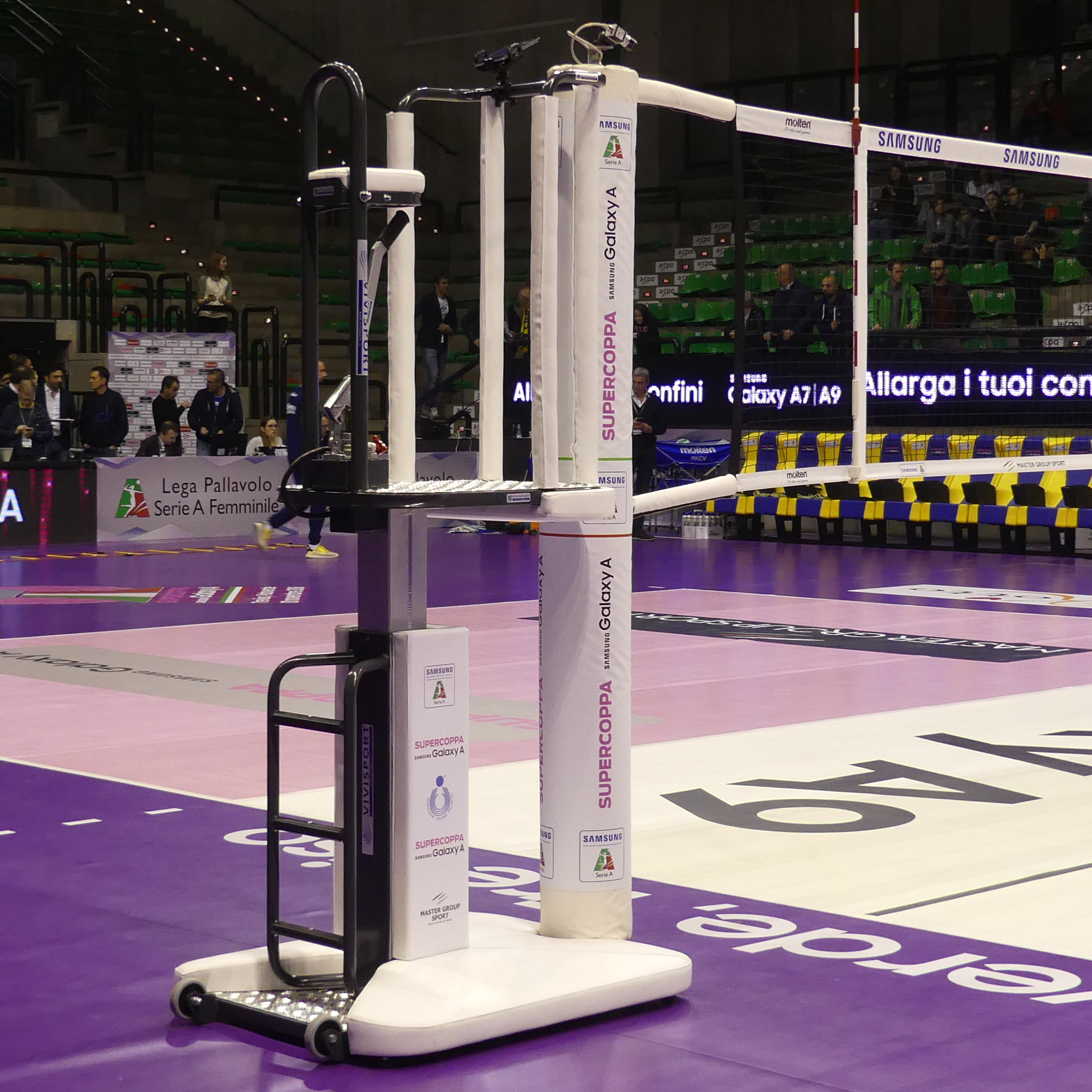 Palchetto per arbitro di pallavolo modello GOLD utilizzato nelle competizioni ufficiali al Palaverde di Villorba (TV).