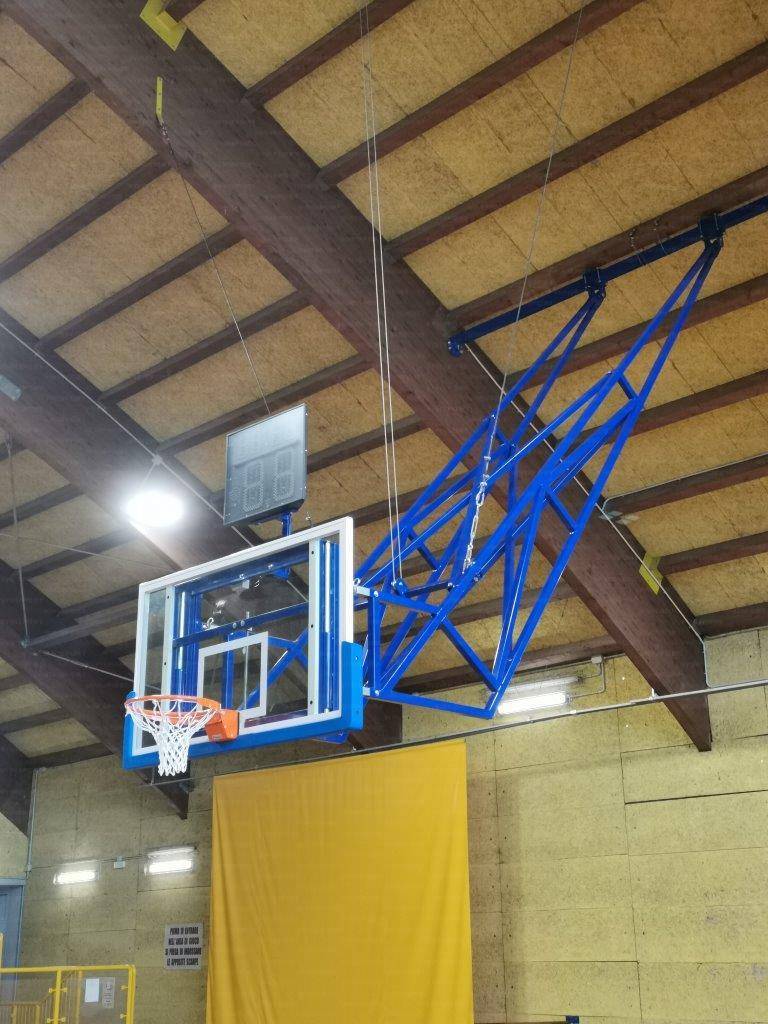 Impianto Basket a soffitto presso la palestra di Valenoncello, in provincia di Pordenone.
