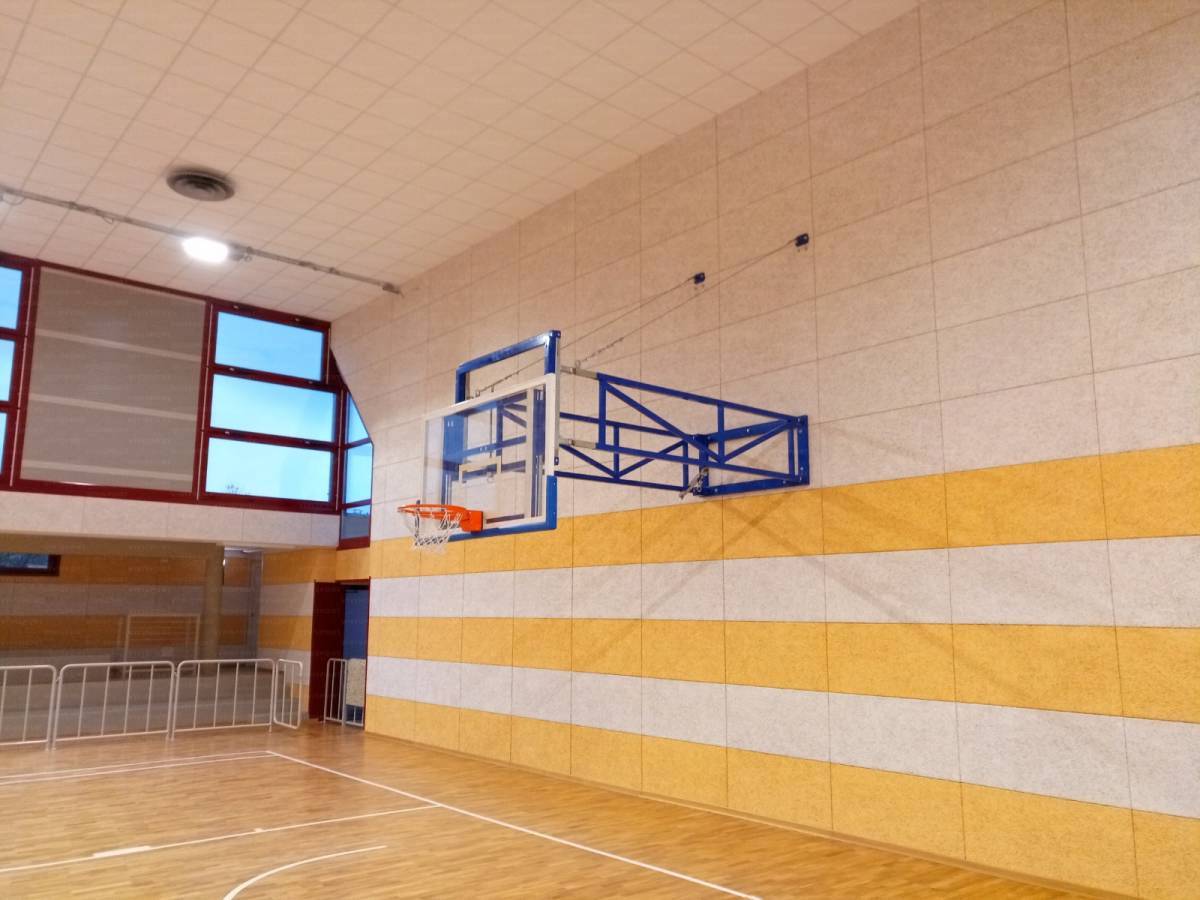 Applicazione del dispositivo di regolazione dell'altezza del canestro su impianto esistente, in provincia di Udine.