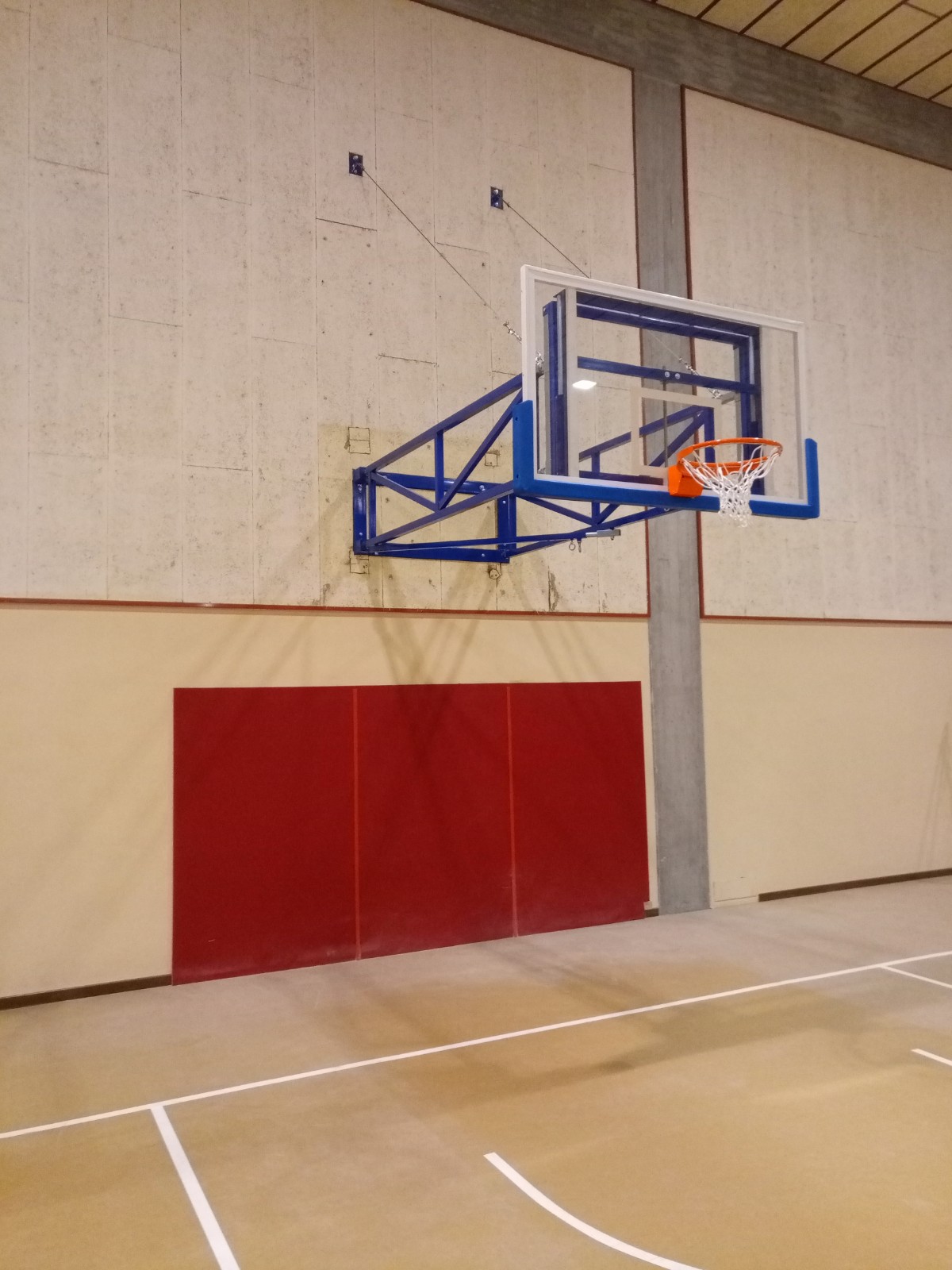 Impianto Basket chiudibile lateralmente presso la palestra a Saletto di Breda di Piave (TV).