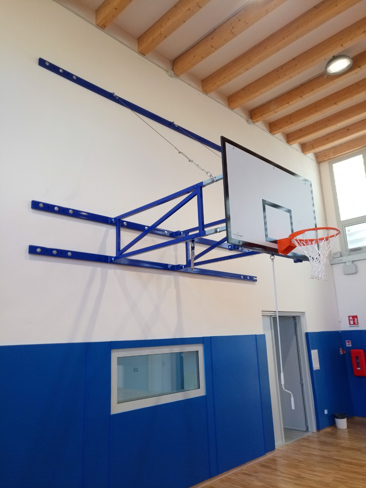 Impianto Basket chiudibile lateralmente e protezioni murali presso palestra a Reggio Emilia.