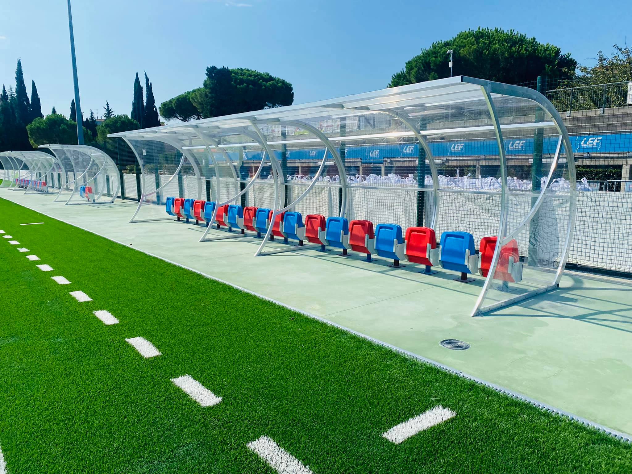 Panchine modello "World Cup" con sedute ribaltabili.