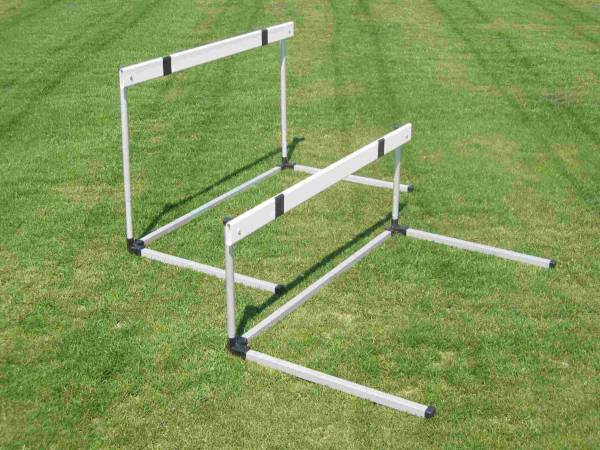Aluminium hurdle, bar in abs, adjustable from 45 to 76,2 cm.