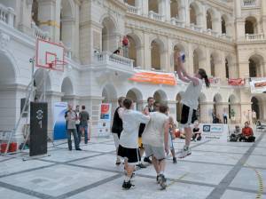 Portable half minibasket system, height adjustable from cm. 210 to 305 model Streetball.