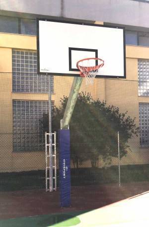 Garde de sécurité à section carrée de 5 cm d'épaisseur. pour système de basket-ball selon UNI-EN 913.